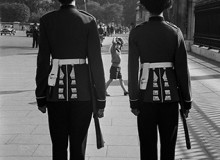 GB. London. Guardsmen outside Buckingham Palace. 1959.
